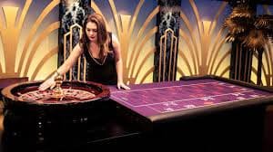 Dealer profesional capsatoto2 mengoperasikan Speed Roulette dengan studio multi-kamera